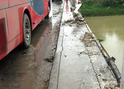 Xe khách đâm gãy lan can cầu, 70 hành khách hút chết - 2