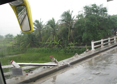 Xe khách đâm gãy lan can cầu, 70 hành khách hút chết - 4