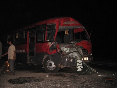 Xe khách đâm xe tải, 30 hành khách hú vía - 1