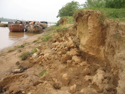 Sạt lở bờ sông Mã đe dọa gần 1.000 hộ dân - 1