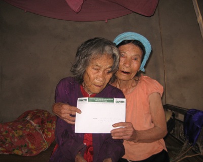 Tiếp tục trao quà cho cụ Lường Thị Thúc - 1