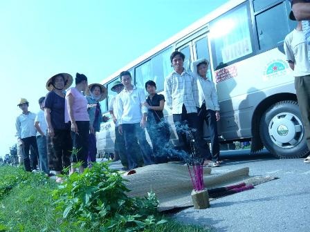 Xe khách tông chết người trên QL1A - 1