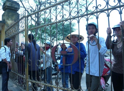 Hơn 100 công nhân nhà máy gạch đình công - 1