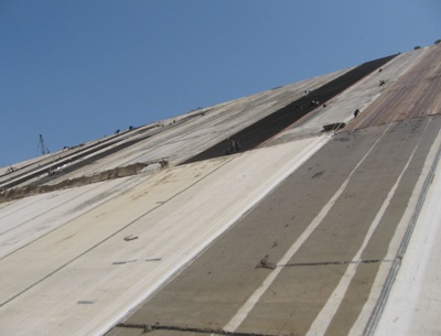 “Hàn” xong các vết nứt trên thân đập Cửa Đạt - 1