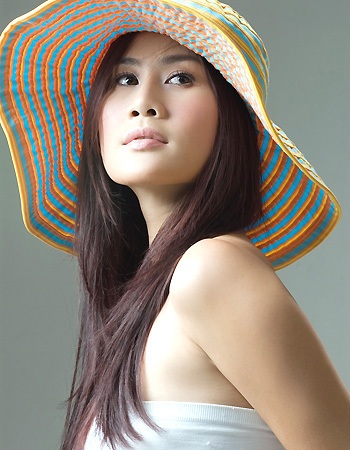 Người đẹp Thân Thuý Hà “lộ” ảnh cưới - 2