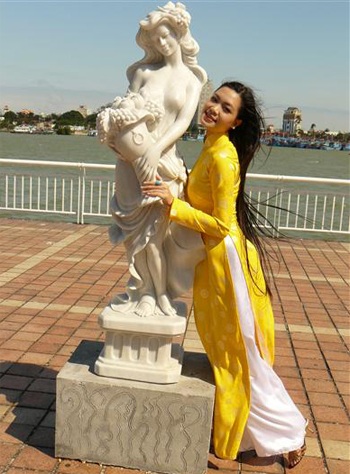 Chùm ảnh Hoa hậu Thuỳ Dung rực rỡ trong nắng xuân - 14