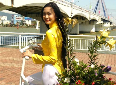 Chùm ảnh Hoa hậu Thuỳ Dung rực rỡ trong nắng xuân - 8 Chùm ảnh Hoa hậu Thuỳ Dung rực rỡ trong nắng xuân - 8