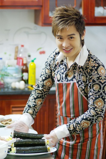 Chùm ảnh: “Hoàng tử V-pop” trổ tài vào bếp - 9 Chùm ảnh: “Hoàng tử V-pop” trổ tài vào bếp - 9