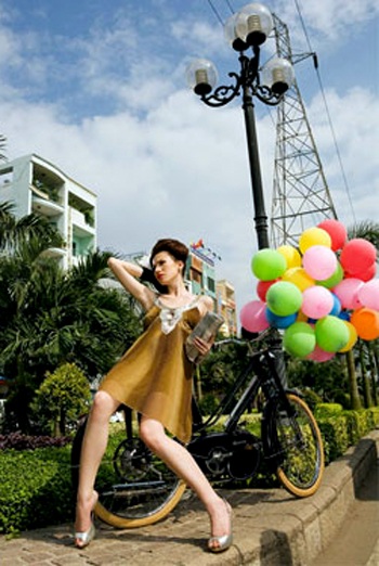 “Nữ hoàng sexy” Chung Thục Quyên mê xế cổ? - 2 “Nữ hoàng sexy” Chung Thục Quyên mê xế cổ? - 2