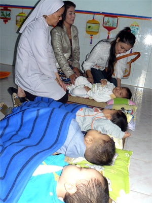 Hoa hậu Thùy Dung làm từ thiện tại Quảng Nam - 2