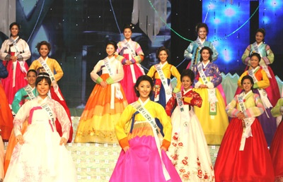 Người đẹp Hàn Quốc trình diễn Hanbok tại Hà Nội - 1