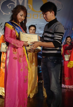 Chùm ảnh: Sôi động với Miss IS 2008 - 9