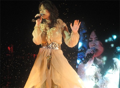 Cú “va chạm” bất ngờ trong live show của Mỹ Tâm! - 4