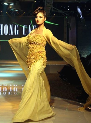 Người mẫu nói gì về sự cố “lộ ngực” của Vũ Thu Phương? - 1 Người mẫu nói gì về sự cố “lộ ngực” của Vũ Thu Phương? - 1