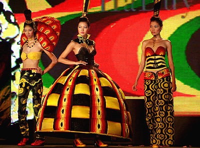 Hoa hậu Thuỳ Dung suýt… ngã trên sàn diễn - 1 Hoa hậu Thuỳ Dung suýt… ngã trên sàn diễn - 1