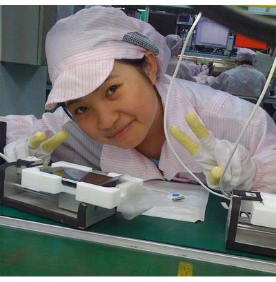 Ảnh cô gái trong nhà máy sản xuất iPhone gây náo động Internet - 1 Ảnh cô gái trong nhà máy sản xuất iPhone gây náo động Internet - 1