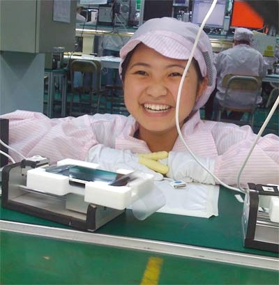 Ảnh cô gái trong nhà máy sản xuất iPhone gây náo động Internet - 2 Ảnh cô gái trong nhà máy sản xuất iPhone gây náo động Internet - 2