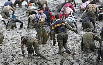 Chùm ảnh: Chạy marathon dưới bùn sâu - 1