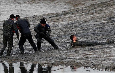 Chùm ảnh: Chạy marathon dưới bùn sâu - 4