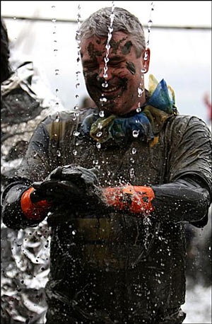 Chùm ảnh: Chạy marathon dưới bùn sâu - 7