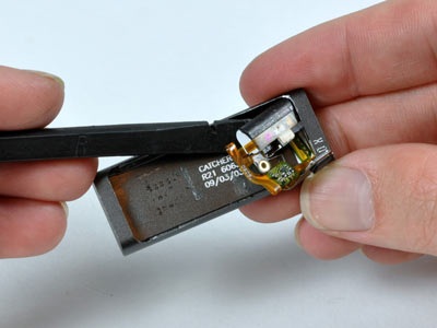 “Mổ xẻ” bí mật của máy nghe nhạc tí hon iPod Shuffle - 14 “Mổ xẻ” bí mật của máy nghe nhạc tí hon iPod Shuffle - 14