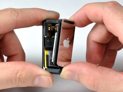 “Mổ xẻ” bí mật của máy nghe nhạc tí hon iPod Shuffle - 7 “Mổ xẻ” bí mật của máy nghe nhạc tí hon iPod Shuffle - 7