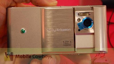 “Siêu phẩm” Sony Ericsson Idou lộ thêm phiên bản màu bạc - 3