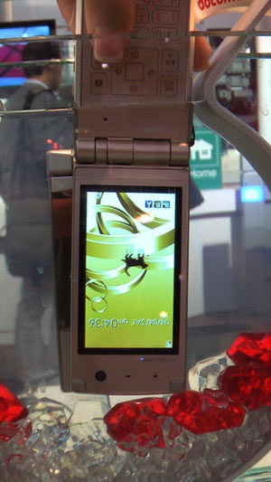 NTT DoCoMo trình diễn điện thoại chống nước - 2 NTT DoCoMo trình diễn điện thoại chống nước - 2