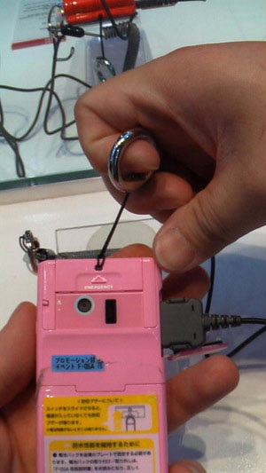 NTT DoCoMo trình diễn điện thoại chống nước - 4 NTT DoCoMo trình diễn điện thoại chống nước - 4