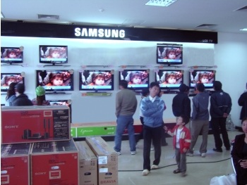 Hà Nội: Ti vi LCD được mùa Tết - 2