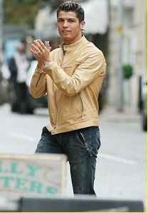 "Chộp" Cristiano Ronaldo trên phố  - 2