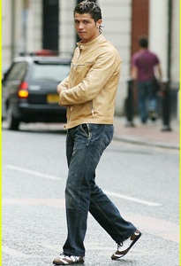 "Chộp" Cristiano Ronaldo trên phố  - 3