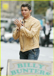 "Chộp" Cristiano Ronaldo trên phố  - 4