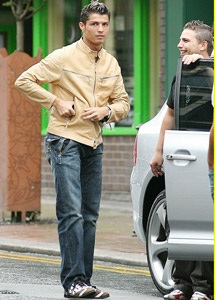 "Chộp" Cristiano Ronaldo trên phố  - 5