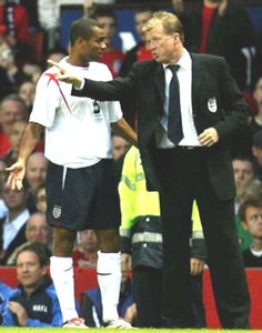 Steve McClaren, "tuần trăng mật" đã hết! - 2