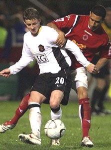 MU hút chết, Chelsea vượt qua Rovers - 2