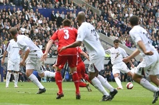 Sân Reebok "nhấn chìm" Liverpool! - 1