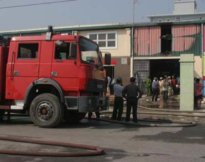 Cháy rụi kho chứa hàng trăm nồi cơm điện - 1