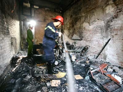 Cháy lớn trên phố Đê La Thành - 3 Cháy lớn trên phố Đê La Thành - 3