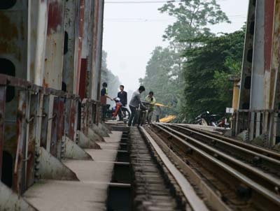 Video: “Diễn xiếc” qua cầu đường sắt giữa lòng Hà Nội - 1 Video: “Diễn xiếc” qua cầu đường sắt giữa lòng Hà Nội - 1