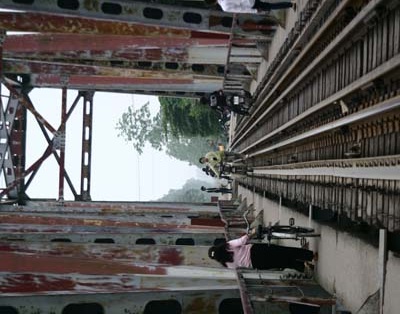 Video: “Diễn xiếc” qua cầu đường sắt giữa lòng Hà Nội - 2 Video: “Diễn xiếc” qua cầu đường sắt giữa lòng Hà Nội - 2