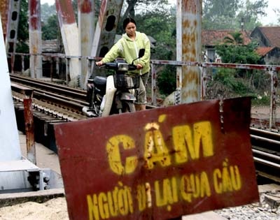 Video: “Diễn xiếc” qua cầu đường sắt giữa lòng Hà Nội - 3 Video: “Diễn xiếc” qua cầu đường sắt giữa lòng Hà Nội - 3