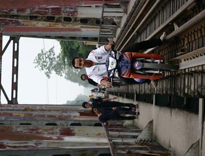 Video: “Diễn xiếc” qua cầu đường sắt giữa lòng Hà Nội - 4 Video: “Diễn xiếc” qua cầu đường sắt giữa lòng Hà Nội - 4