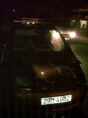 Ô tô bốc cháy trên phố Giang Văn Minh - 1