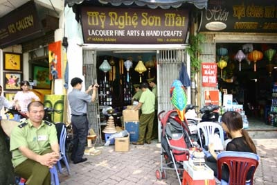 Thuốc lá lậu cất trong cửa hàng mỹ nghệ - 1