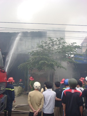 Cháy 5 nhà dân trên đường Tam Trinh, thiệt hại hàng tỷ đồng - 1