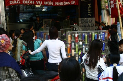 Cháy cửa hàng làm tóc trên phố vải Trần Xuân Soạn - 1 Cháy cửa hàng làm tóc trên phố vải Trần Xuân Soạn - 1