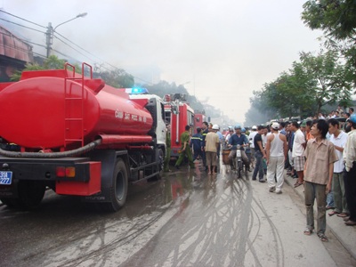 Cháy 5 nhà dân trên đường Tam Trinh, thiệt hại hàng tỷ đồng - 2