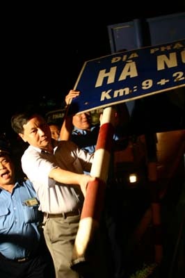Hạ mốc giới, chào đón Hà Nội mới - 3 Hạ mốc giới, chào đón Hà Nội mới - 3