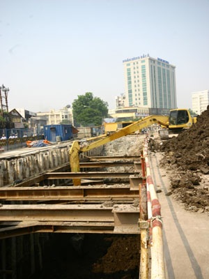 Thăm đường ngầm dưới “chân” Đại Cồ Việt - 2 Thăm đường ngầm dưới “chân” Đại Cồ Việt - 2